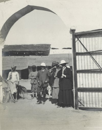 Il maggiore Gosling, Judy Smith e Lilah Wingfield che fumano canna da zucchero in una stazione di polizia vicino a Fatehpur Sikri, gennaio 1912 da Sylvia Brooke